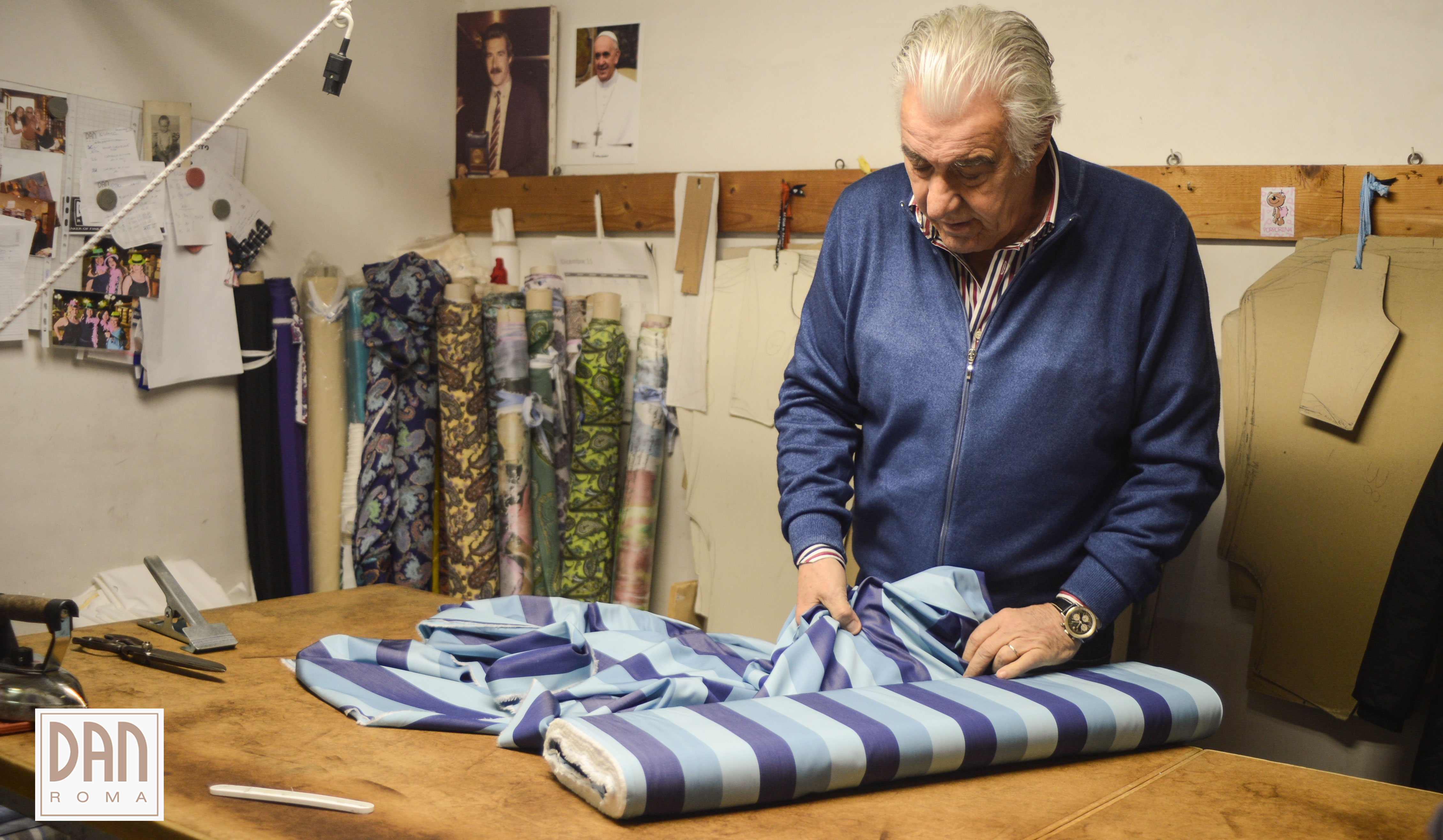 Mr. Dan sceglie e prepara il tessuto in atelier